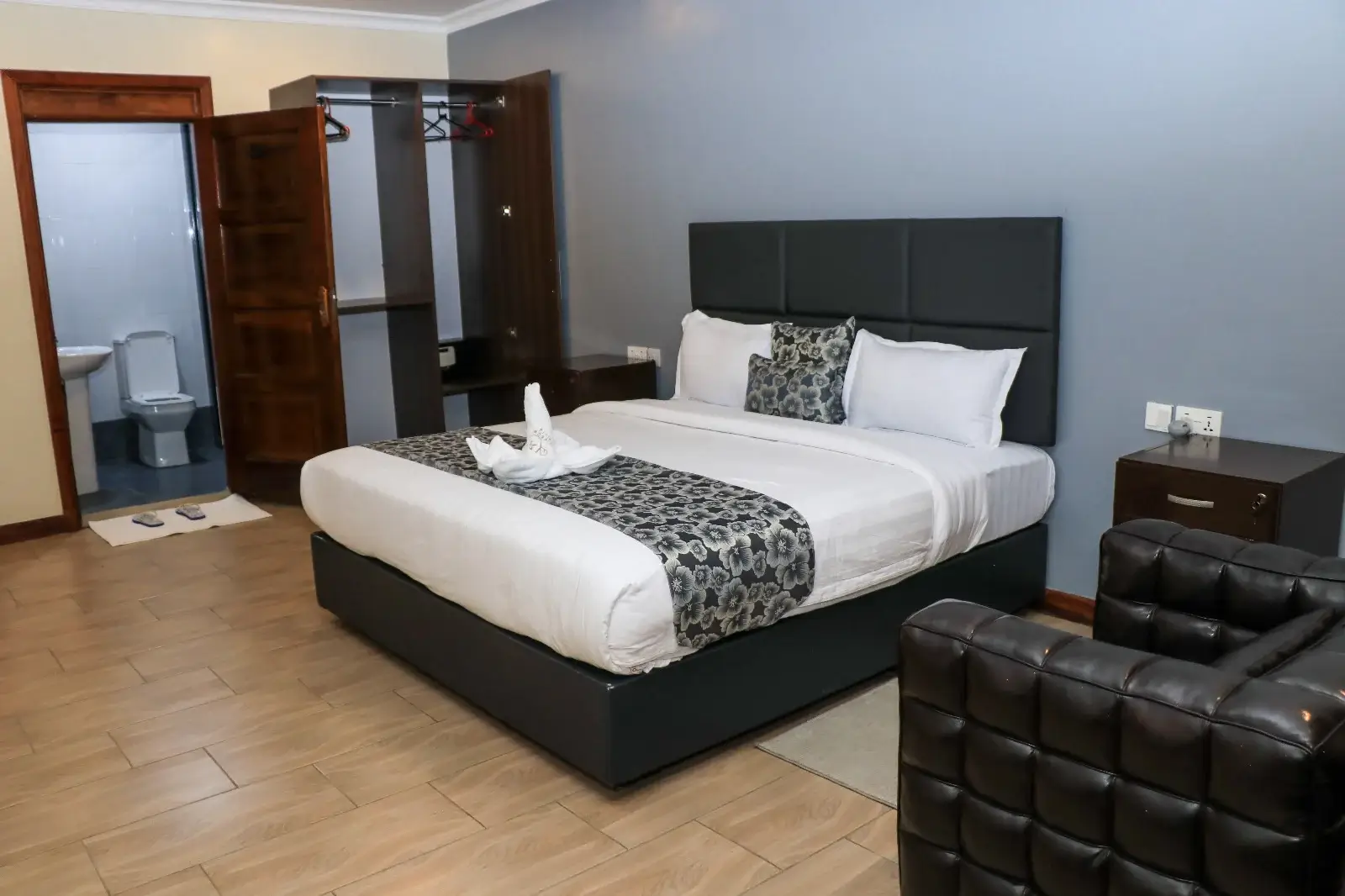 king size bed at lake naivasha lazurus lodge