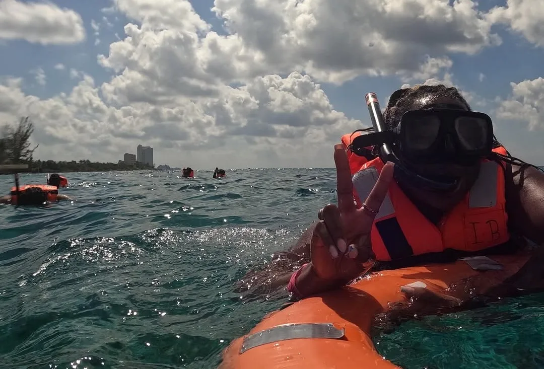 kenyans snorkeling at watamu marine park