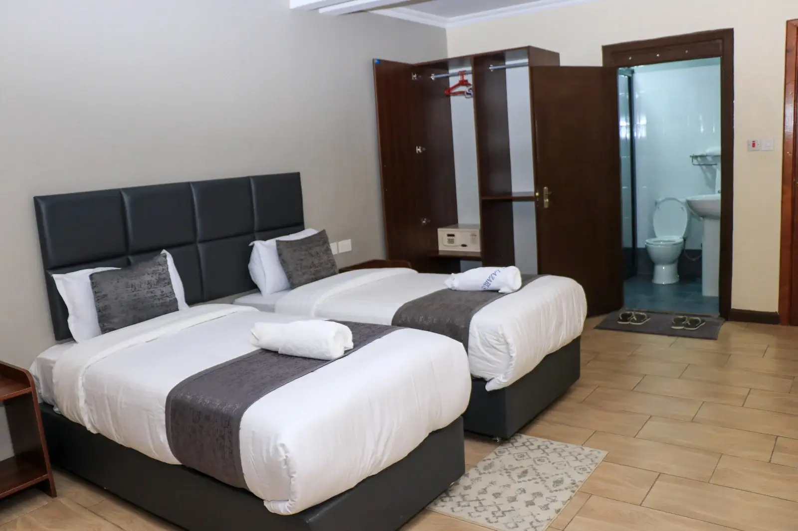 picture of twin beds in lake naivasha lazurus lodge